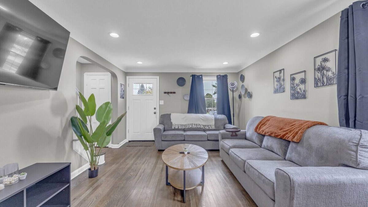 Brooklyn House | Brooklyn Townhome|Updated Kitchen|Spacious Living Room|Sleeps 4