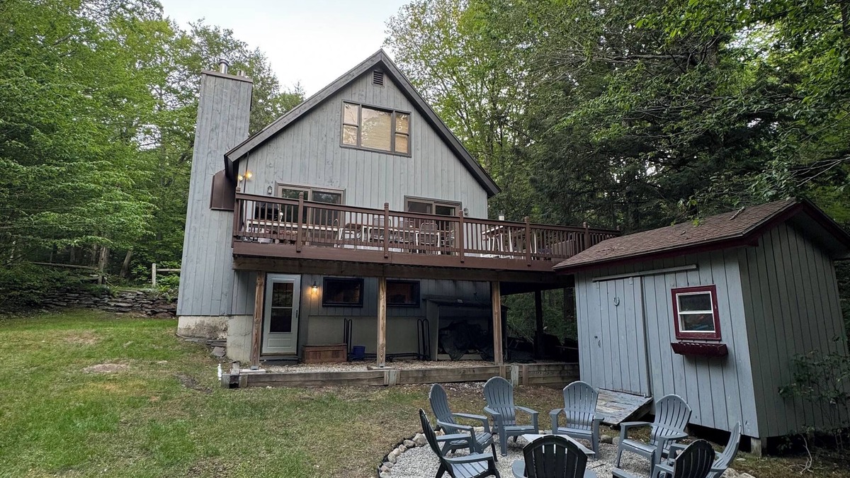 Wilmington Cabin | Brookside cabin with 3 levels and amenities near Mt Snow and Lake Whitingham