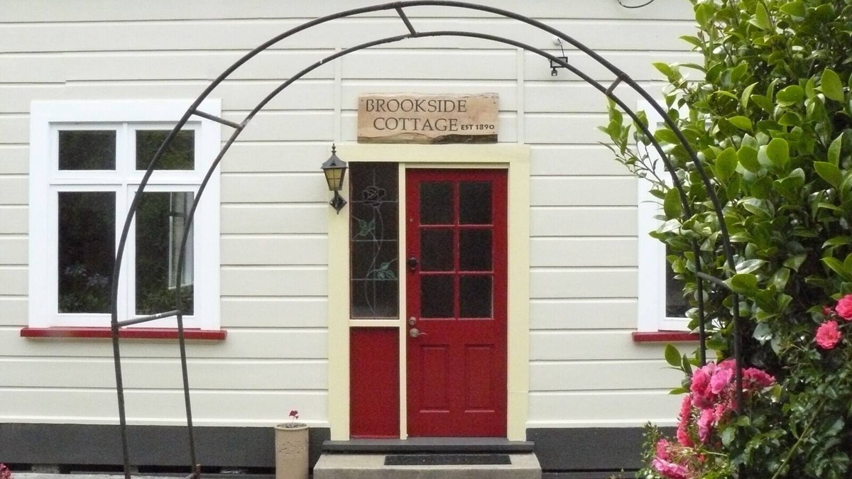 Dunedin Cottage | Brookside cottage is a charming, cosy, cottage