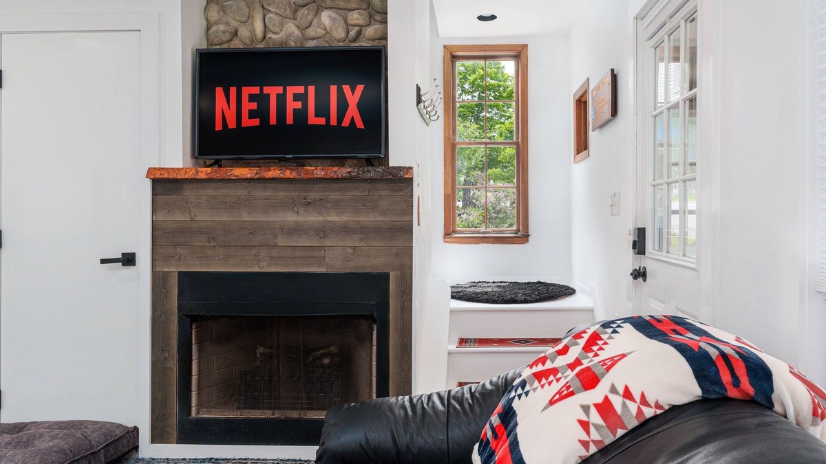Keene House | Brookside Retreat Heart of Keene ADK | Wifi | Dogs
