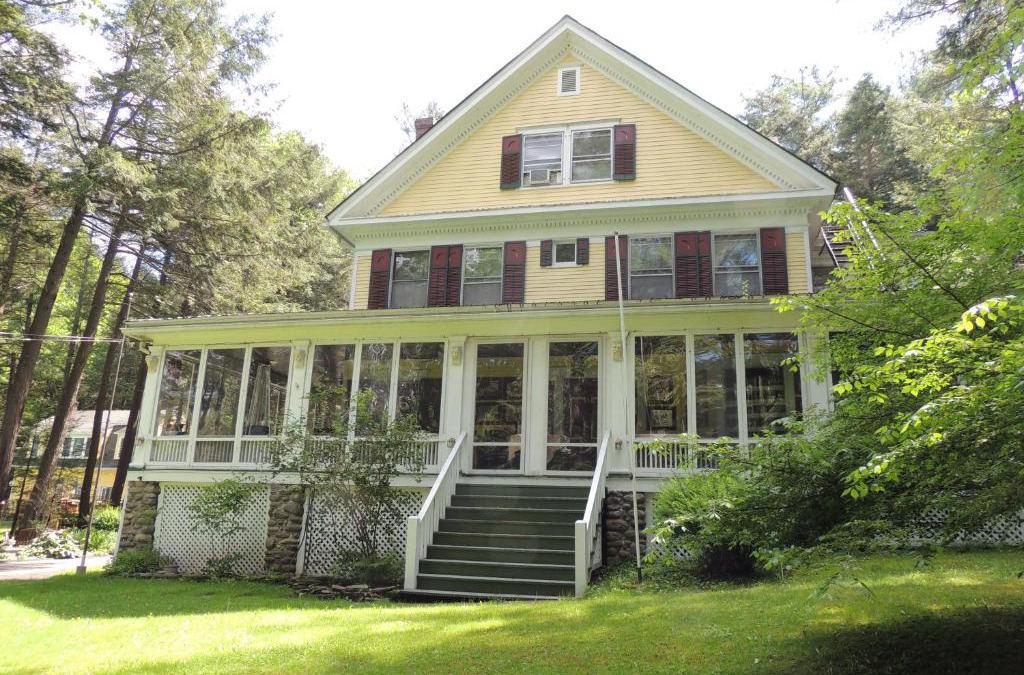 Canadensis Bed & Breakfast | Brookview Manor Inn
