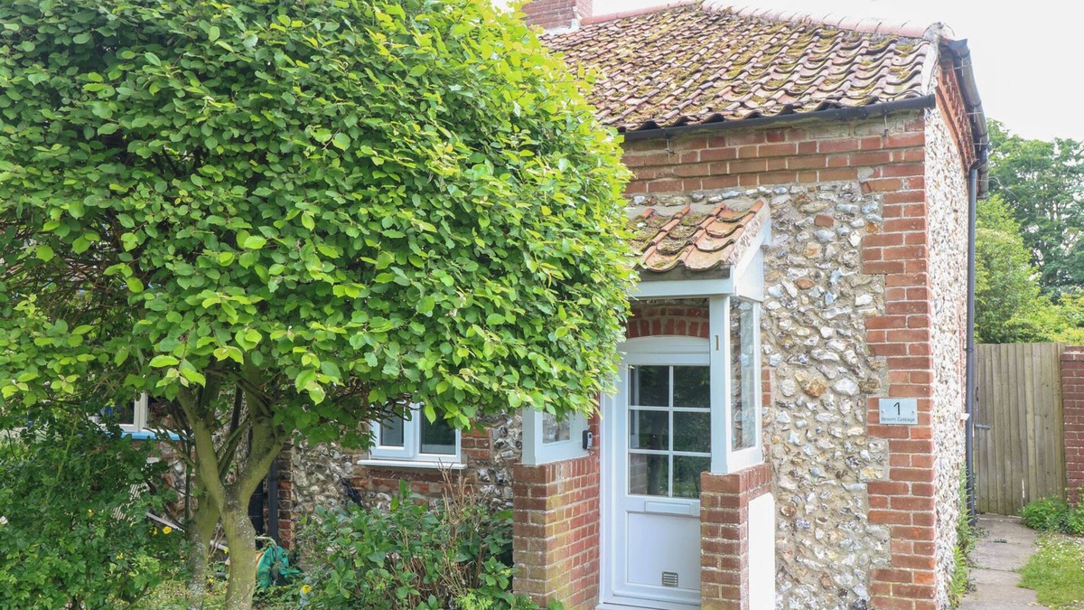 East Rudham Cottage | BROOM COTTAGE, pet friendly, character holiday cottage in East Rudham