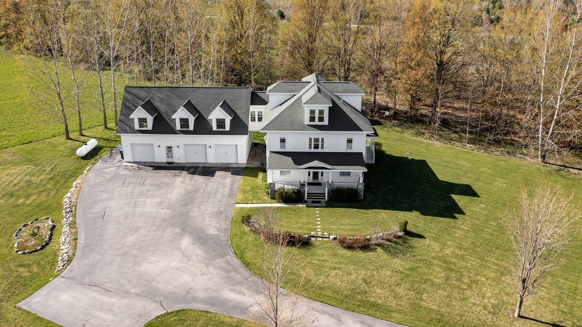 Williamsburg Other | 🐎 Broomhead Farmhouse | Victorian Yuba Vineyard Retreat | Near GLEF | MAIN HOUSE ➠ 5721