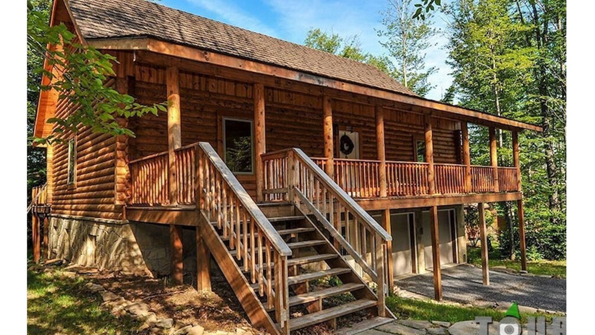 Northface Cabin | Broqvarn is a wonderful all season home! Book Now! Close to Lodge & Trails!