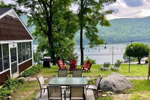 New Fairfield Ski Chalet | Brown House, Lake, Boat Dock, King Bed, Grill
