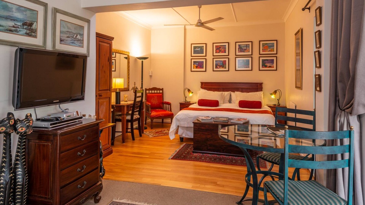 Eastcliff House | Brown Jug Studio Apartment