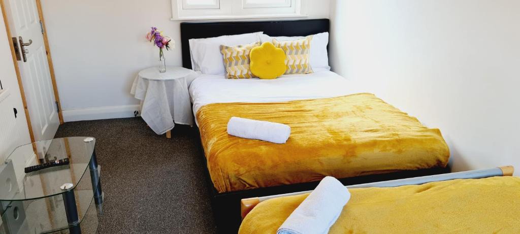 Derby House | Browning House 3 bedroom 6 beds Long or Short Stay
