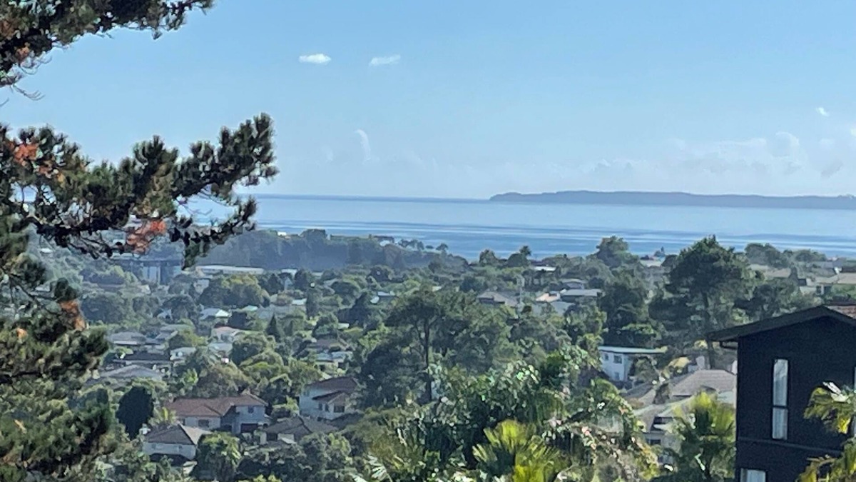 Murrays Bay House | Browns Bay Retreat with Pool Spa Gym and Sauna