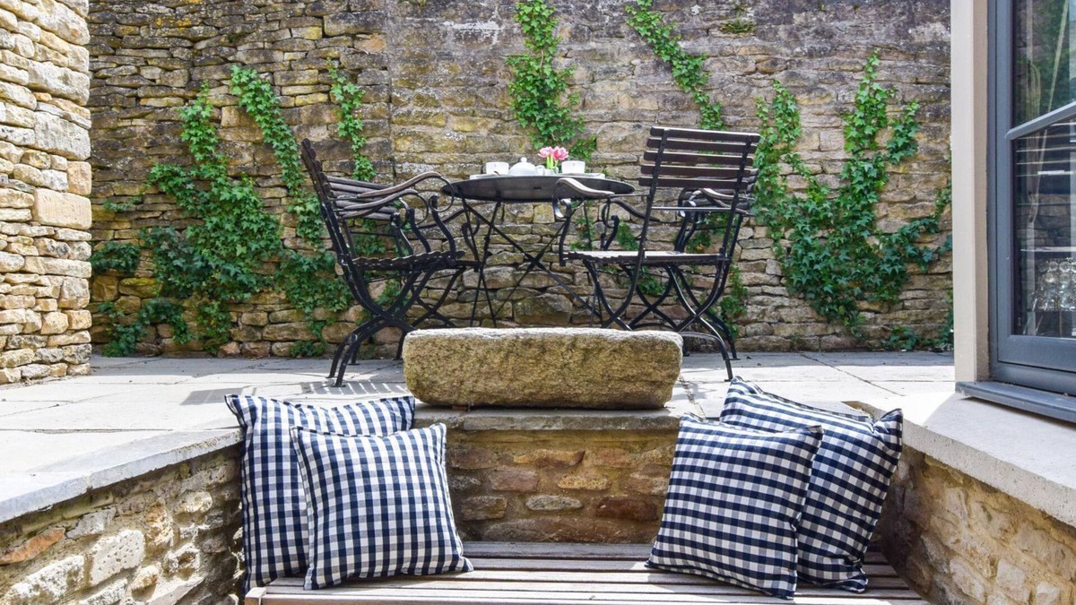 Charlbury Cottage | Browns Cottage - sleeps 5 guests in 3 bedrooms