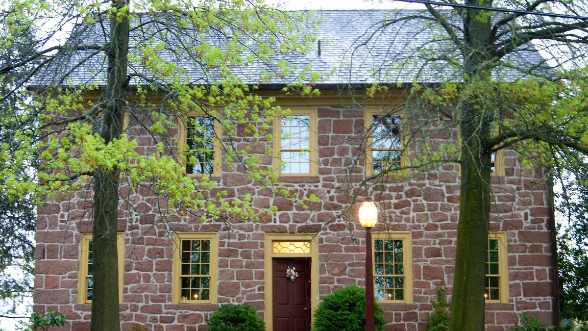 Reinholds Bed & Breakfast | Brownstone Colonial Inn