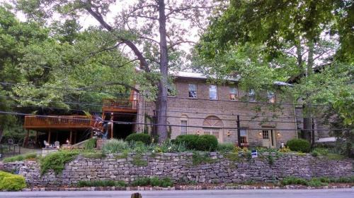Eureka Springs Historic District Apartment | Brownstone Penthouse Suite Patio Walk to Downtown