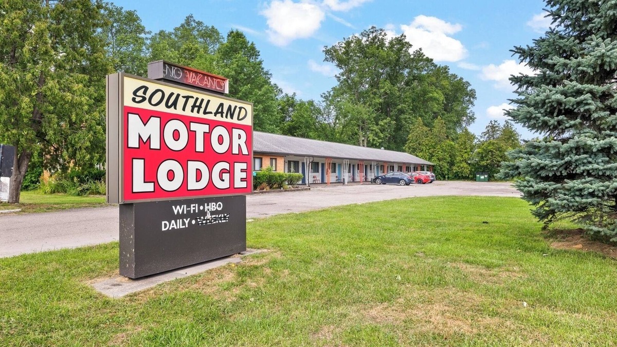 Riverview Apartment | Brownstown MI 1BR Apt w/ Sofa Bed and Bathtub