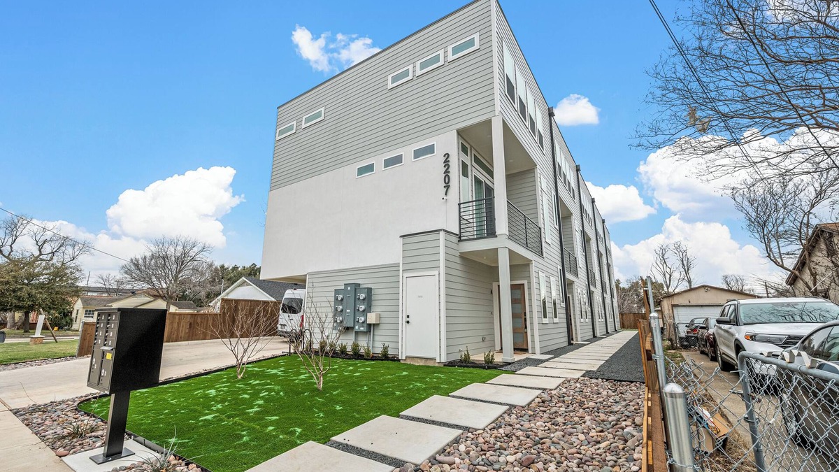 Dallas House | BRs w/Ensuite Baths l Pet-Friendly l Central Loc