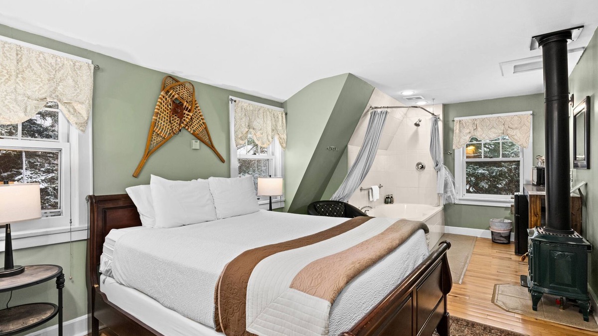 Endion House | Brule River Suite w/Jacuzzi & Sauna