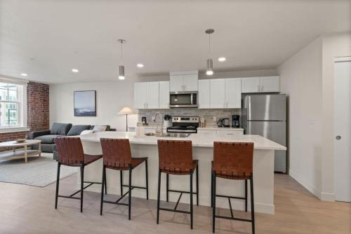 Riverside Apartment | Brunch & Coffee Near! Spacious Downtown Stay 302