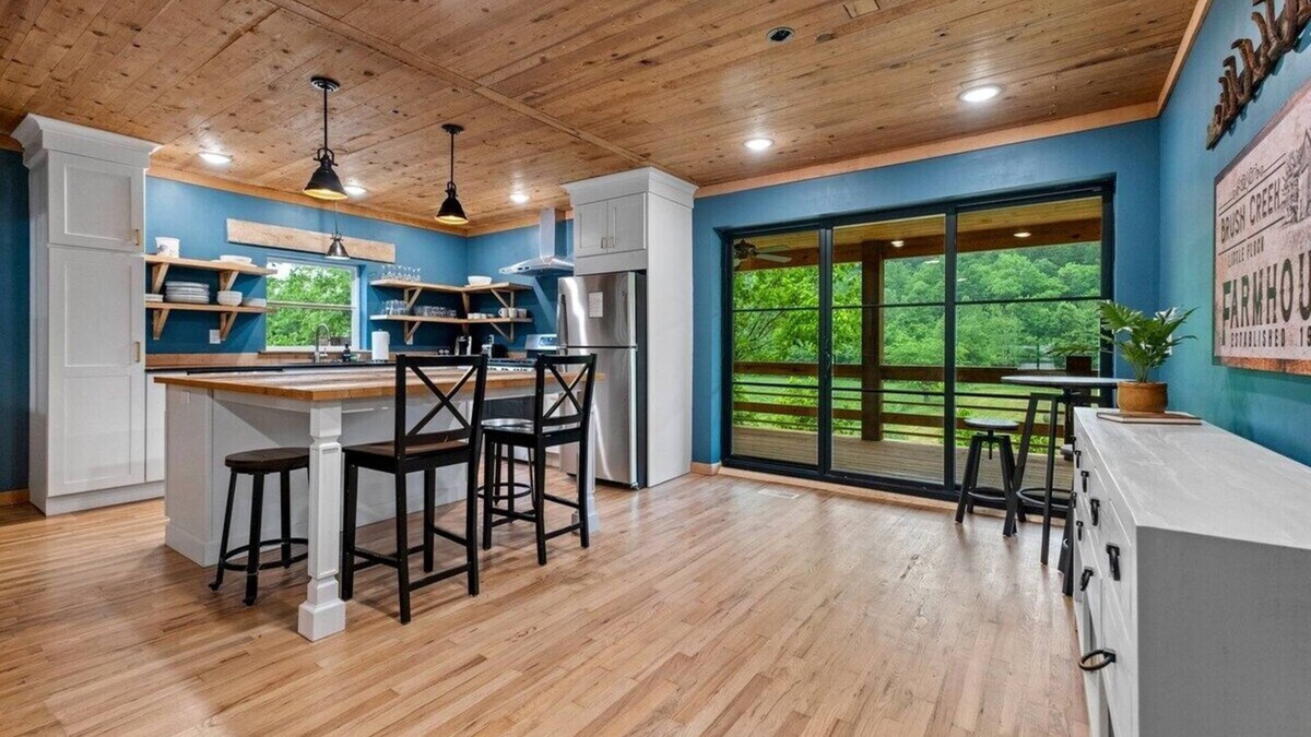 Little Flock House | Brush Creek Cottage On 112 Acres of Land Sleeps 6
