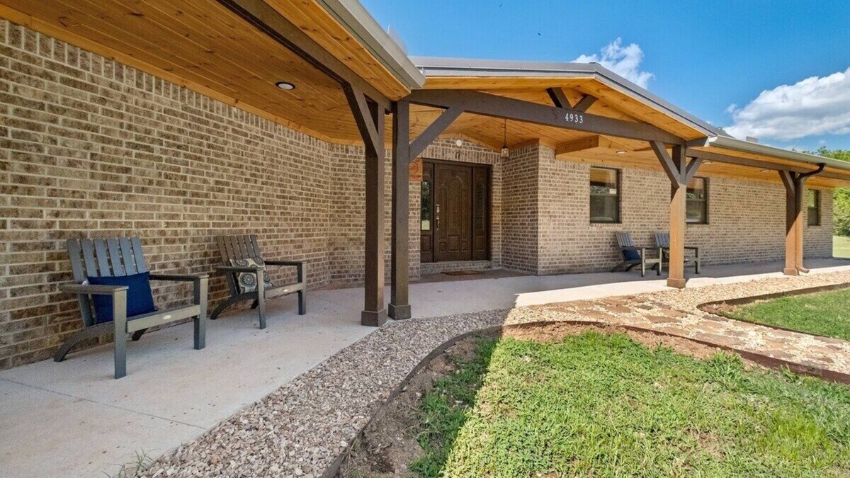 Little Flock House | Brush Creek Ranch On 112 Acres of Land Sleeps 12