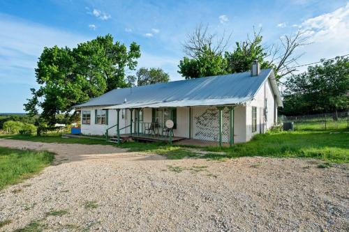 Hico House | Brushy Bills Farmhouse Horse Motel Pet Sleeps 7 by Vacation Your Way
