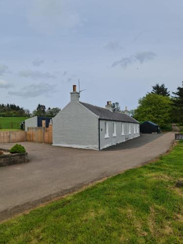 Maud House | Bruxie Holiday Cottages - River Cottage