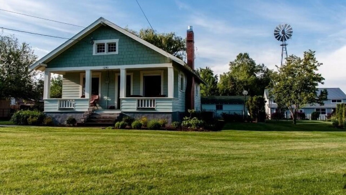 Walla Walla East House | Bryant House: Perfect Bungalow with Fireplace, Private Patio, Large Yard