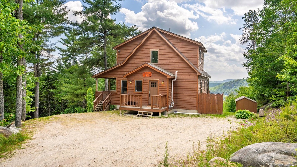 Bryant Pond House | Bryant Pond Cabin Getaway| HotTub| Views| Dog Friendly