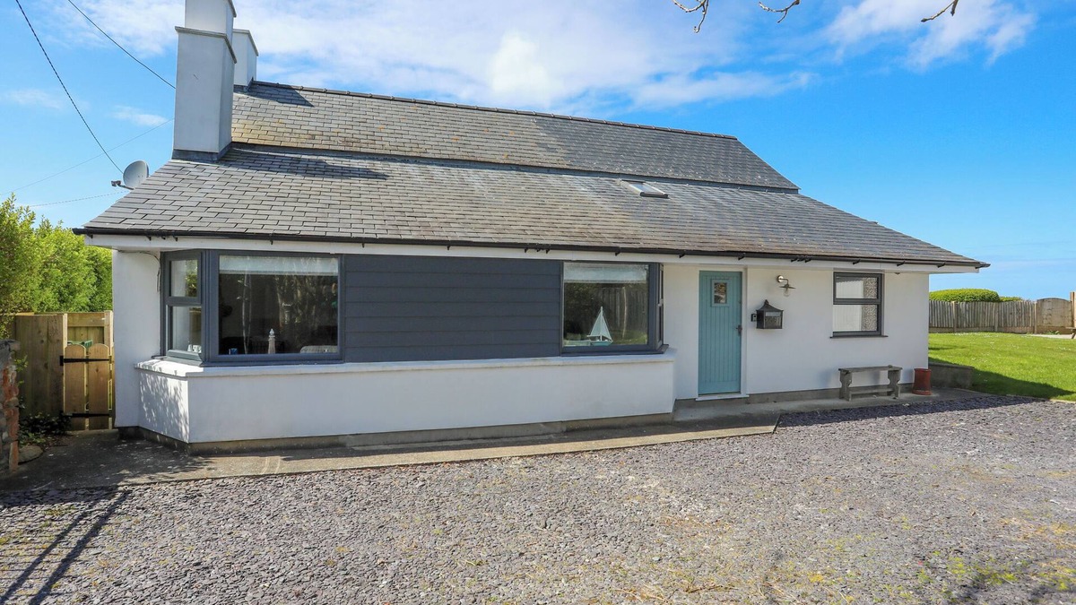 Holyhead Cottage | BRYN DERWEN, pet friendly, country holiday cottage in Valley