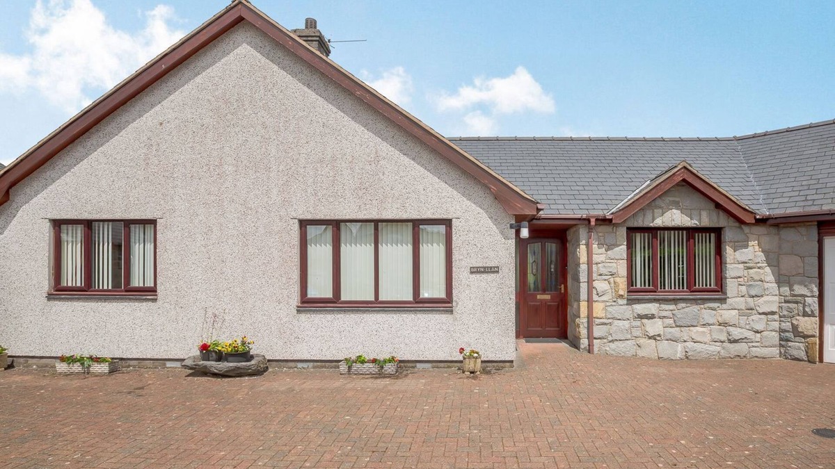 Bala Cottage | BRYN LLAN, family friendly, with a garden in Bala