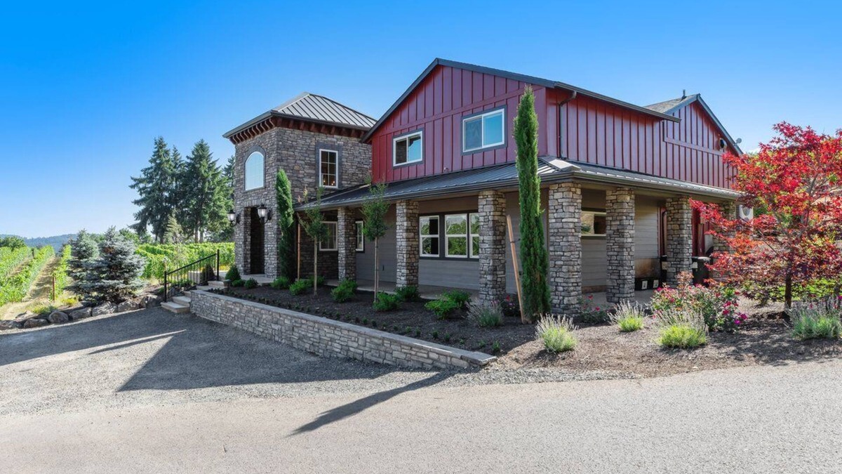 Salem House | Bryn Mawr Vineyards Gatehouse: Newly Remodeled Home on the Vineyard