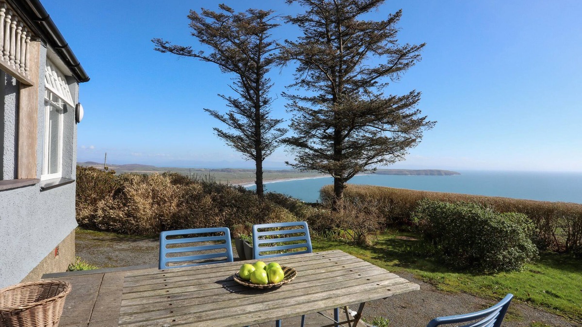 Mynytho Cottage | BRYN MEILLION, pet friendly, with a garden in Sarn Meyllteyrn