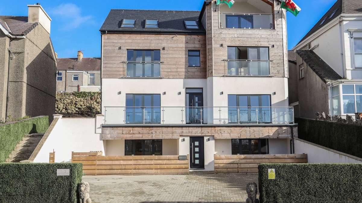 Bont Newydd Cottage | BRYN MIN MANTON PENTHOUSE, pet friendly, with hot tub in Caernarfon