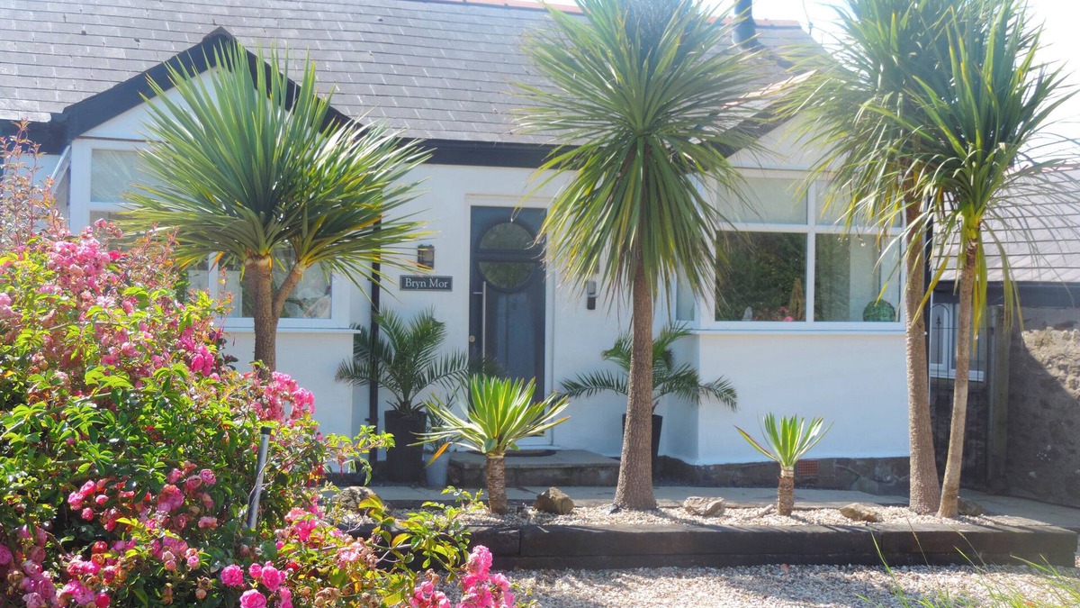 Rhydwyn Cottage | BRYN MÔR, pet friendly, luxury holiday cottage in Church Bay