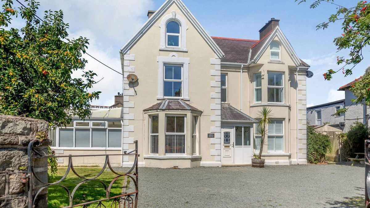 Nefyn House | BRYN RHOSYN, pet friendly, country holiday cottage in Nefyn