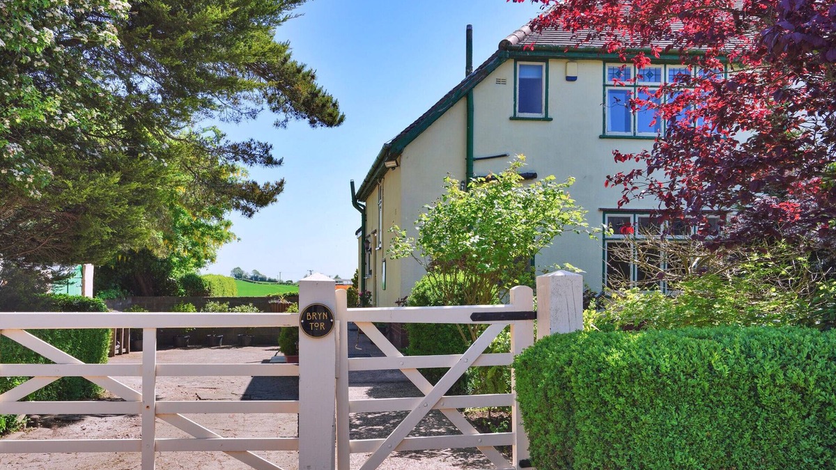 Ault Hucknall Cottage | Bryn Tor: historic market town of Bolsover