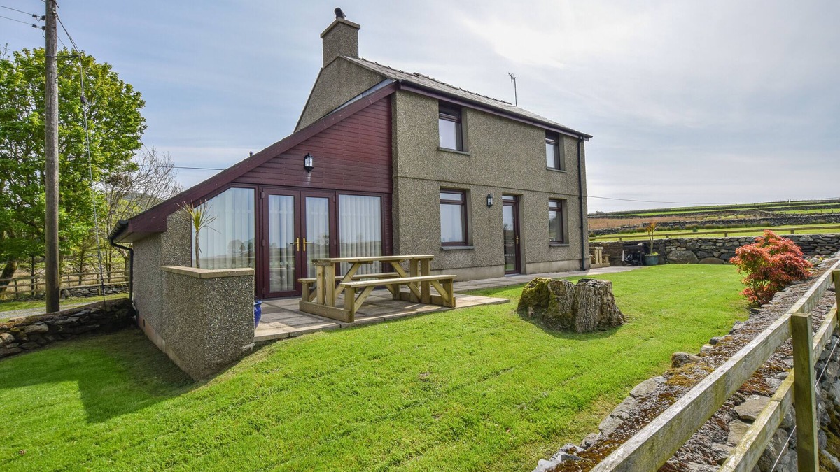 Garndolbenmaen House | Bryn Ystrad Llyn - Four Bedroom House, Sleeps 8