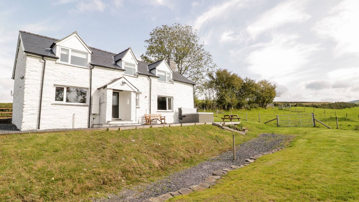 Machynlleth Cottage | BRYNDAN, pet friendly, with hot tub in Machynlleth