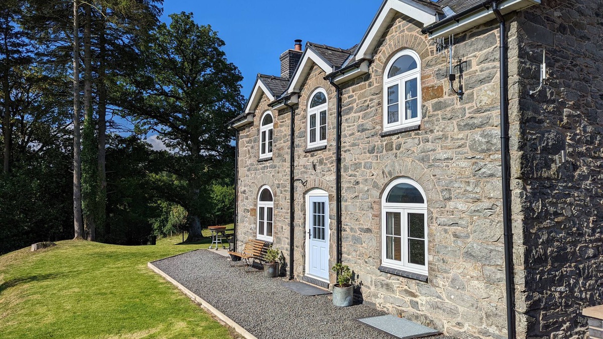 Llanfair Caereinion House | Brynderwen - Three Bedroom House, Sleeps 5