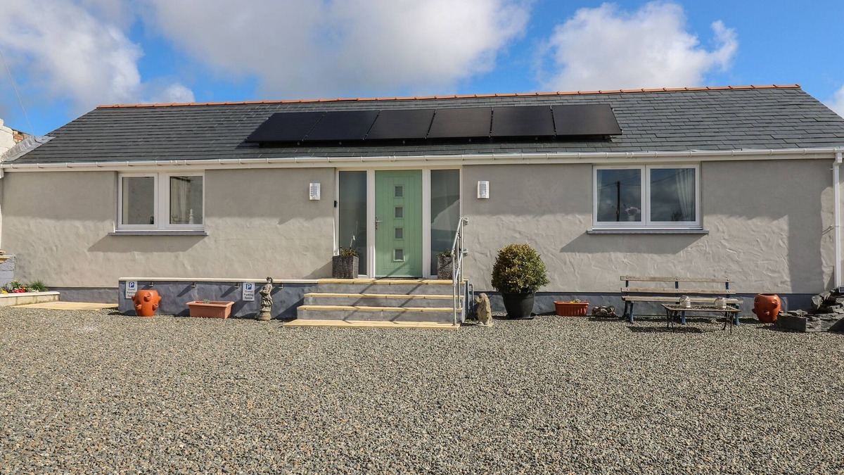 Llanfyrnach Cottage | BRYNTEG COTTAGE, family friendly, with a garden in Crymych