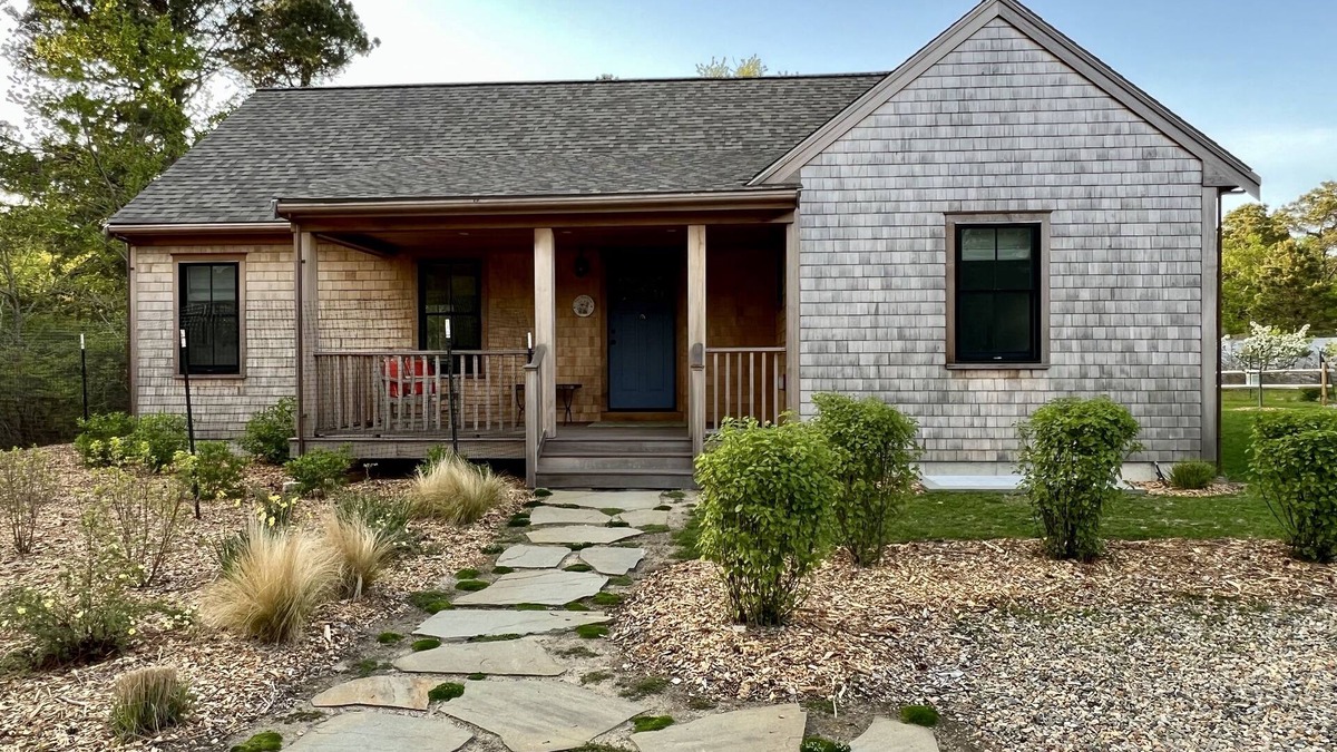 Nantucket Cottage | Btw Cisco&Town!Immaculate!2bed2.5 bath.AC!Large deck!Outdoor shower!Peaceful!