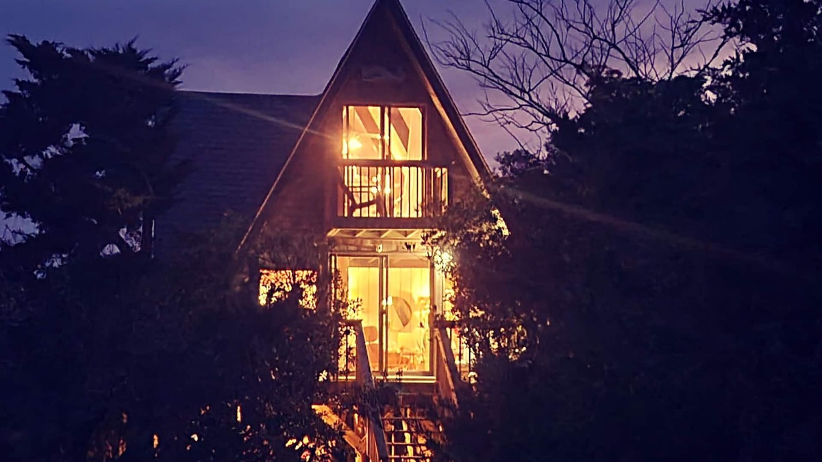 Wimble Shores House | Bubba's Cottage, Charming Oceanfront A-frame 2-min walk over dunes to beach