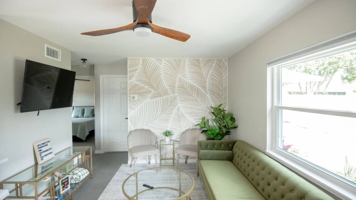Pine Castle House | Buchanon Bungalows Palm Suite