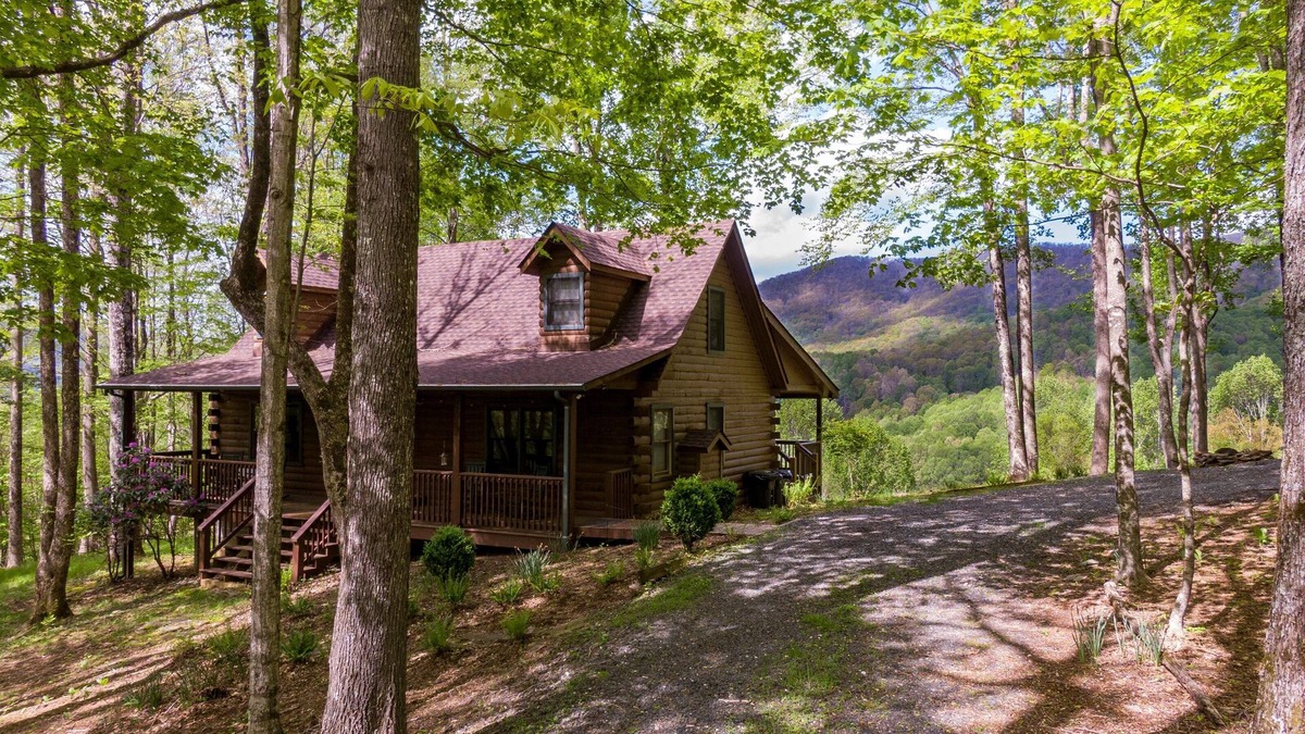 West Jefferson House | Buck Ridge - Mtn views, hot tub, perfect location!