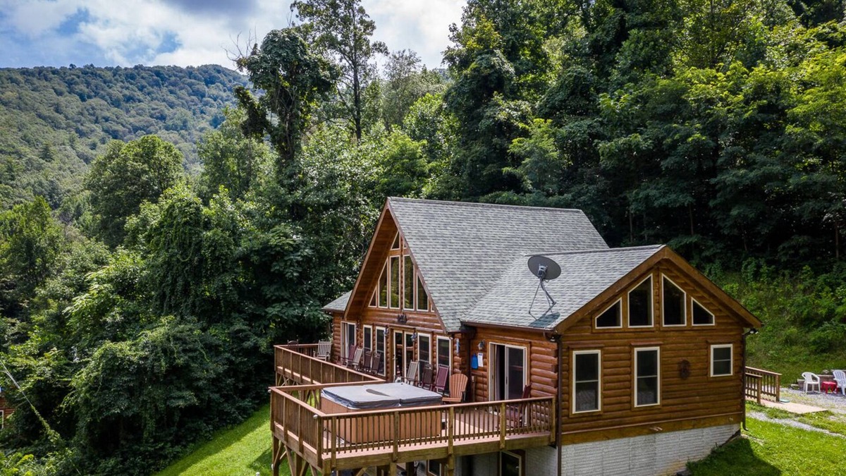 Luray Cabin | Buck's Peak: Spacious, Quiet Log Cabin with a unique view of the Shenandoahs