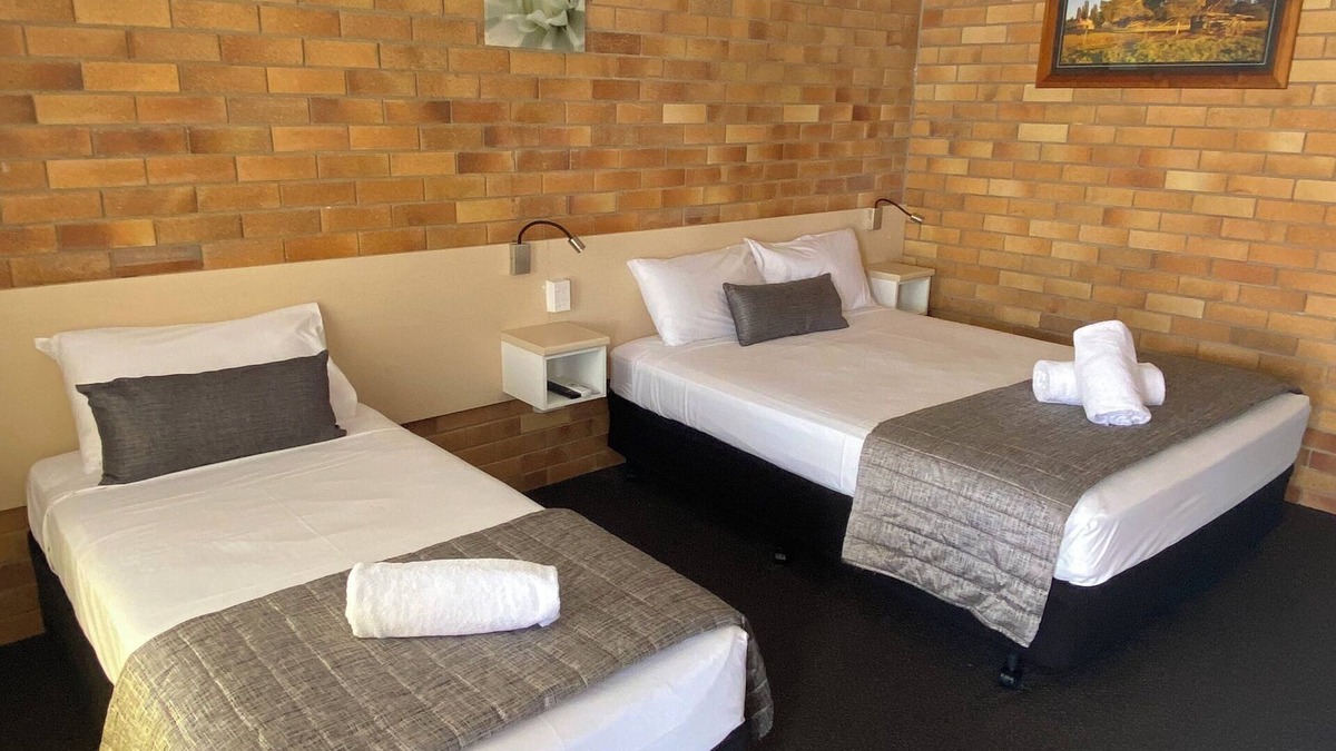 Warwick Hotel | Buckaroo Motor Inn