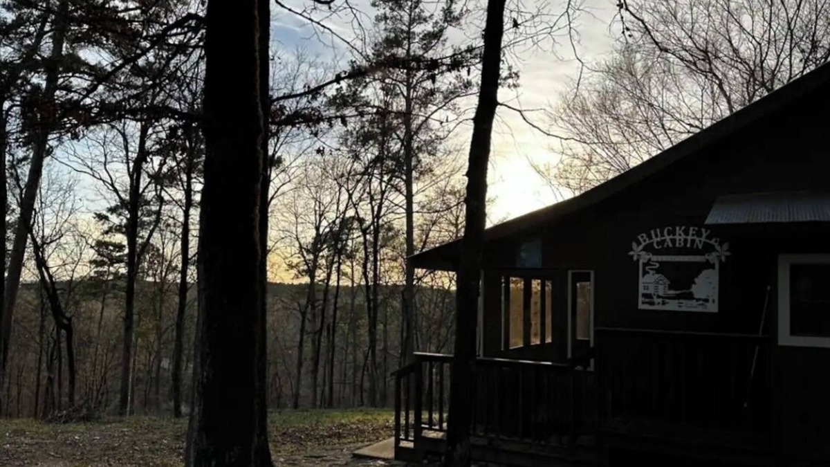 Murfreesboro Cabin | Buckeye cabin is nestled in the woods with access to the Little Missouri River.
