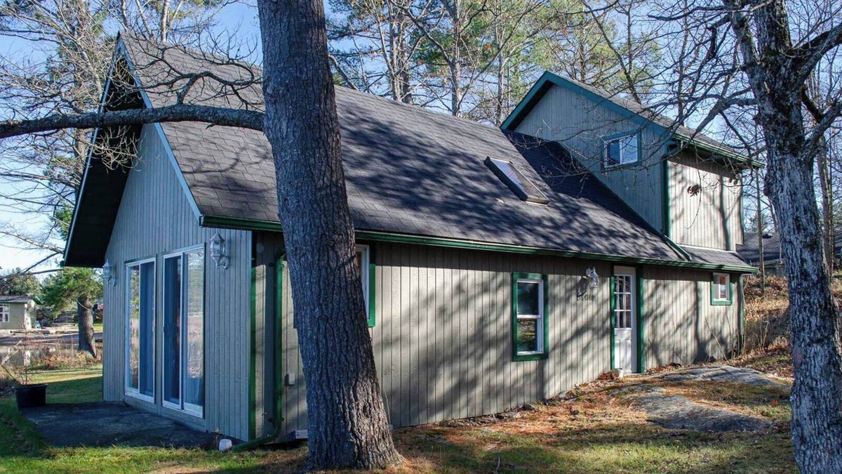 Trent Lakes Cottage | Buckhorn's Angelfire Resort - Log Cabin