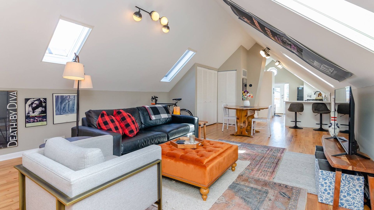 Wicker Park Apartment | Bucktown Loft - top floor, near Bloomingdale Trail