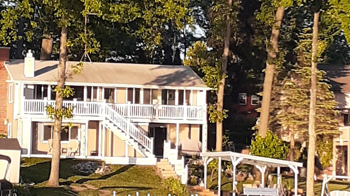 Harrison Cottage | BUDD LAKE AWAITS YOU!