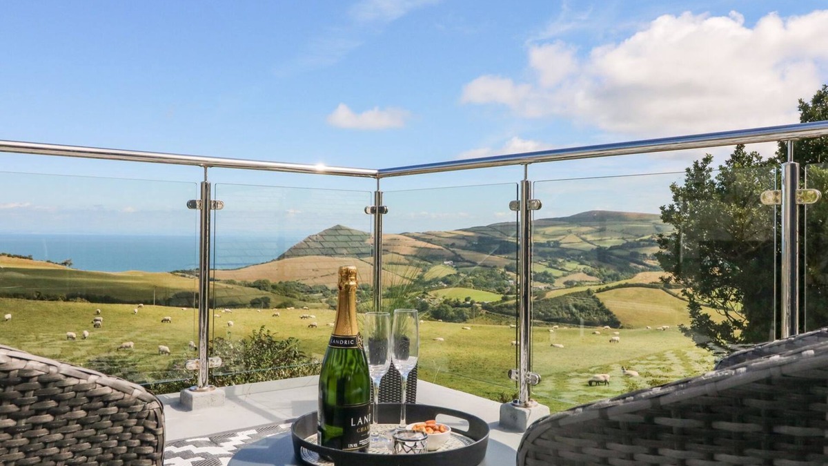 Berrynarbor Cottage | BUDDICOMBE HOUSE, pet friendly, with open fire in Combe Martin