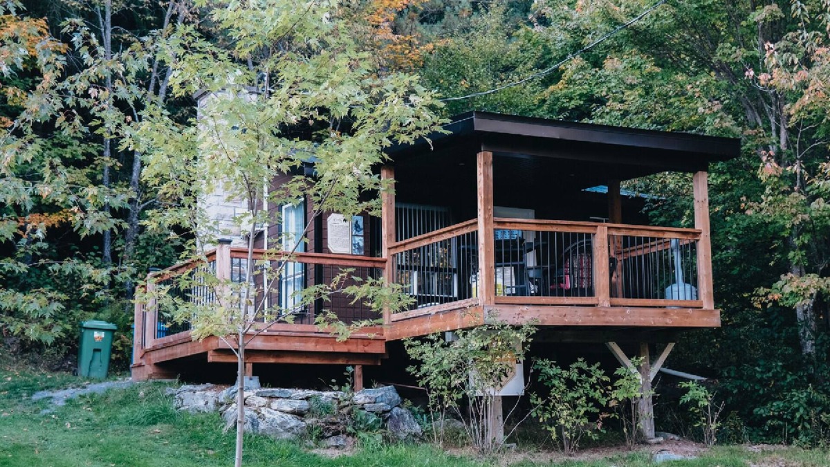 Sainte-Marie Ski Chalet | Buddy Shack: nature immersion, ideal for 4 guests, near Frampton Brasse, golf, W