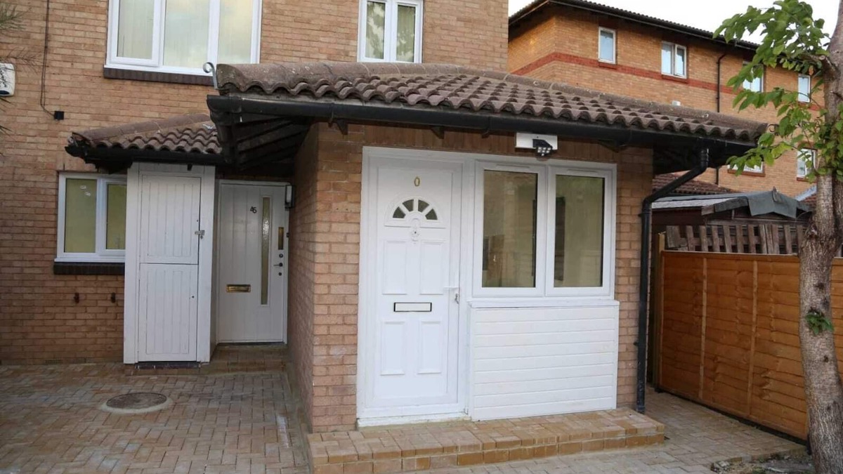 Thamesmead East Ski Chalet | Budget Ensuite Room in Thamesmead
